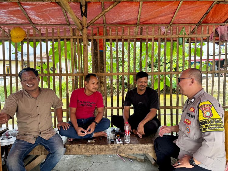 JAGA JAKARTA ON THE SPOT: Bhabinkamtibmas Waringinjaya Ajak Tokoh Masyarakat Jaga Kamtibmas Jelang Pilkades
