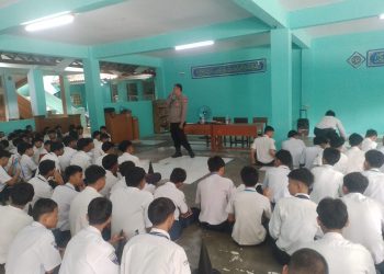 JAGA JAKARTA ON THE SPOT: Police Goes to School, Polsek Kedungwaringin Ajak Pelajar SMK Karya Bhakti Jauhi Narkoba dan Bullying