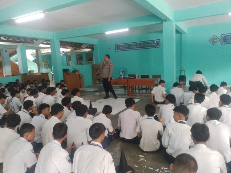 JAGA JAKARTA ON THE SPOT: Police Goes to School, Polsek Kedungwaringin Ajak Pelajar SMK Karya Bhakti Jauhi Narkoba dan Bullying