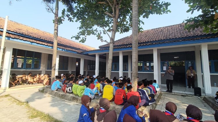 JAGA JAKARTA ON THE SPOT: MPLS dan Binluh, Polsek Pebayuran Ajak Pelajar MTs El Yasiniyah Jauhi Bullying, Tawuran, dan Narkoba