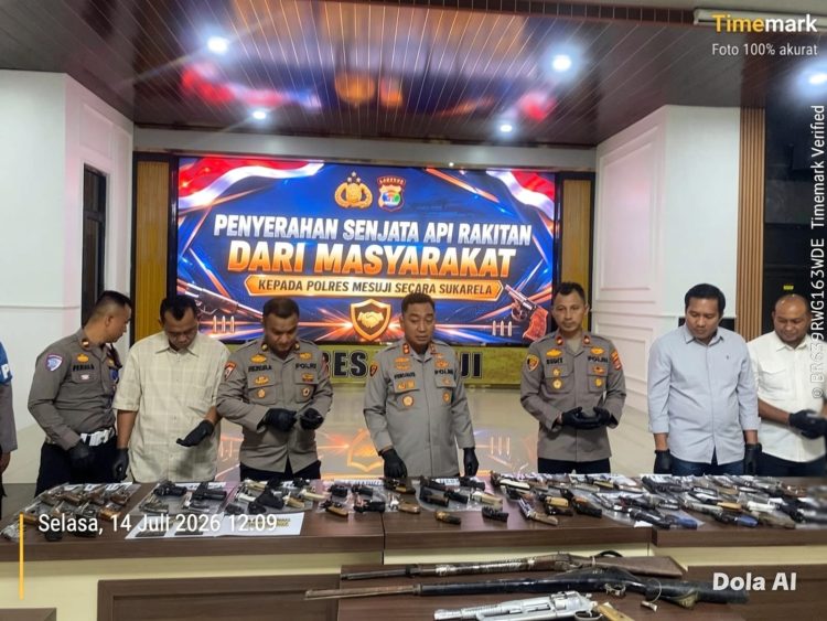 Sinergi Kamtibmas: Warga Mesuji Serahkan 80 Senpira dan 85 Amunisi ke Polres Mesuji