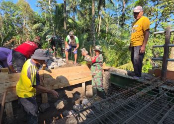 Percepat Pembangunan Infrastruktur, Sertu Hary Bersama Warga Gelar Pengecoran Jembatan Aramco