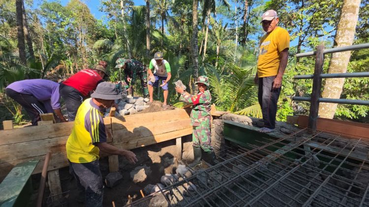 Percepat Pembangunan Infrastruktur, Sertu Hary Bersama Warga Gelar Pengecoran Jembatan Aramco