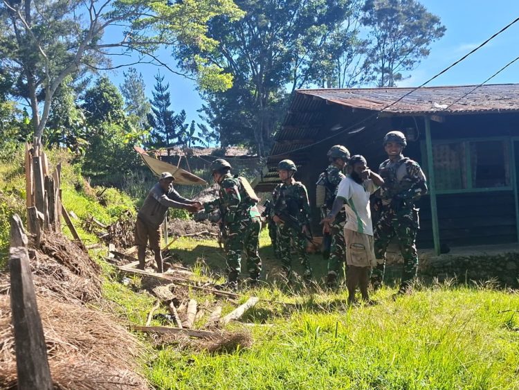 Satgas Pamtas RI-PNG Yonif 645/GTY Laksanakan Kegiatan Teritorial Anjangsana dan Pelayanan Kesehatan Kepada Masyarakat Distrik Napua
