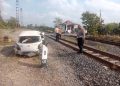 Polres Lampung Utara Olah TKP Kecelakaan Mobil Tertabrak Kereta Api di Sungkai Utara