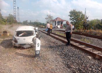 Polres Lampung Utara Olah TKP Kecelakaan Mobil Tertabrak Kereta Api di Sungkai Utara