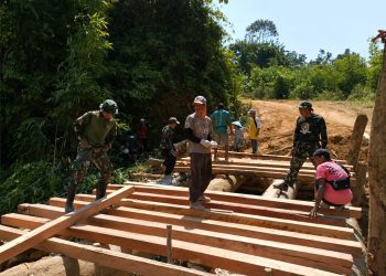 Satgas Pamtas RI-Malaysia Yonarmed 19/Bogani Bersama Warga Gotong Royong Bangun Jembatan Untuk Mempermudah Akses Masyarakat Perbatasan