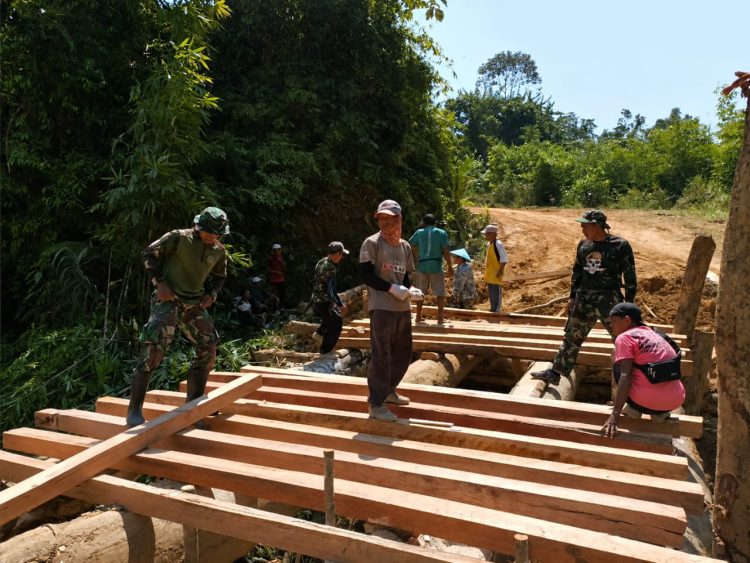 Satgas Pamtas RI-Malaysia Yonarmed 19/Bogani Bersama Warga Gotong Royong Bangun Jembatan Untuk Mempermudah Akses Masyarakat Perbatasan