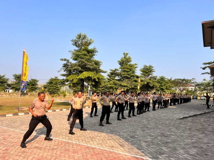 Personel Polres Tulang Bawang Barat Asah Kemampuan Bela Diri Polri Untuk Melindungi Diri dan Masyarakat Saat Bertugas