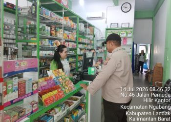 Cegah Aksi Kriminal, Petugas Piket Polsek Ngabang Intensifkan Patroli Dialogis ke Apotek