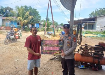 Cegah Karhutla di Musim Kemarau, Polisi di Meranti Patroli Sambil Bawa Banner Himbauan ke Warga
