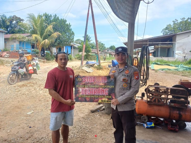 Cegah Karhutla di Musim Kemarau, Polisi di Meranti Patroli Sambil Bawa Banner Himbauan ke Warga