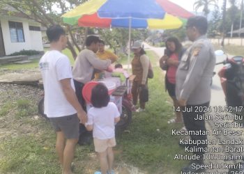 Humanis di Tengah Panas Terik, Polisi Patroli Sambil Edukasi Warga Pembeli Es Keliling