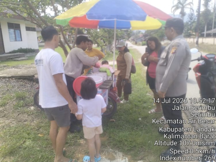 Humanis di Tengah Panas Terik, Polisi Patroli Sambil Edukasi Warga Pembeli Es Keliling