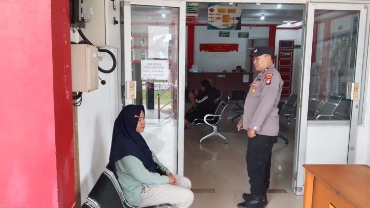 Menunggu Berobat, Warga Tiba-Tiba Disapa Polisi Ramah, Pesan yang Disampaikan Jadi Perhatian