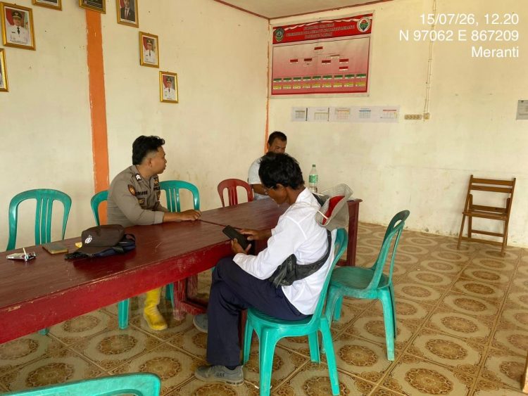 Dekati Warga di Ruang Terbuka, Bhabinkamtibmas Meranti Sambangi Masyarakat Sambil Beri Himbauan Cegah Kejahatan