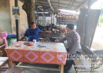 Sambangi Warga di Tengah Tumpukan Sawit, Polsek Air Besar Gencarkan Himbauan Kamtibmas Saat Patroli Siang