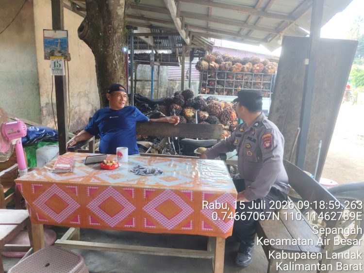 Sambangi Warga di Tengah Tumpukan Sawit, Polsek Air Besar Gencarkan Himbauan Kamtibmas Saat Patroli Siang