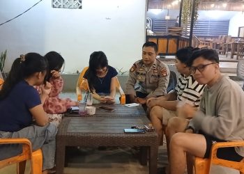 Cegah Kejahatan Malam Hari, Polisi Datangi Tempat Nongkrong Warga Berikan Imbauan
