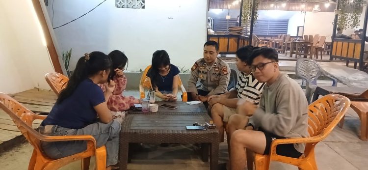 Cegah Kejahatan Malam Hari, Polisi Datangi Tempat Nongkrong Warga Berikan Imbauan