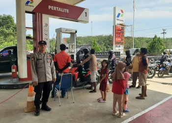 Di Tengah Terik Matahari, Polsek Mandor Gencar Patroli ke SPBU dan Minimarket, Warga Diimbau Waspada Kejahatan
