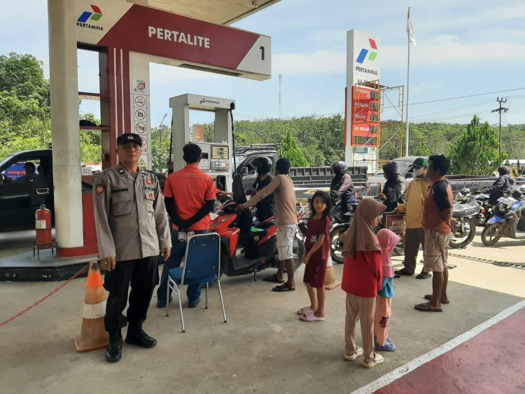 Di Tengah Terik Matahari, Polsek Mandor Gencar Patroli ke SPBU dan Minimarket, Warga Diimbau Waspada Kejahatan