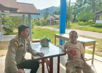 Duduk Santai Bersama Warga, Polisi Sampaikan Pesan Kamtibmas dan Waspada Kejahatan