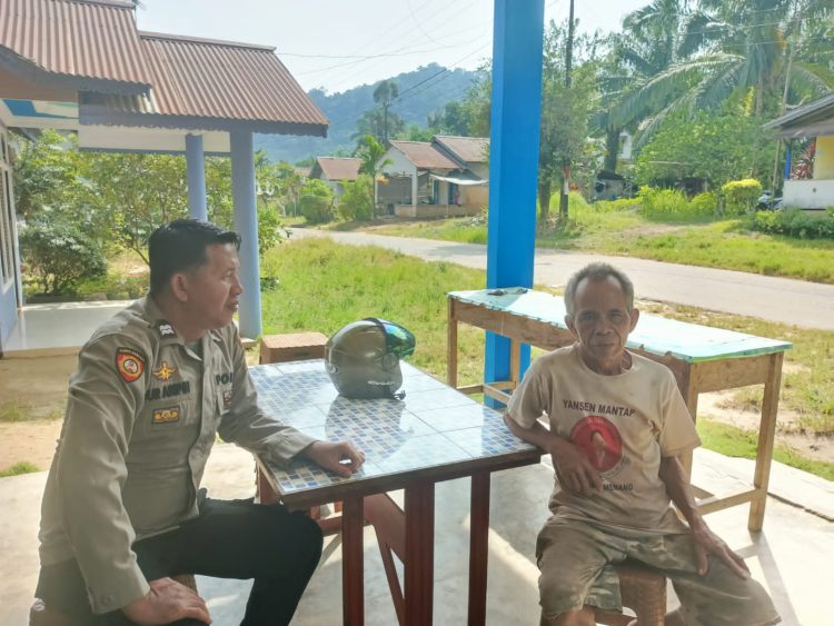 Duduk Santai Bersama Warga, Polisi Sampaikan Pesan Kamtibmas dan Waspada Kejahatan