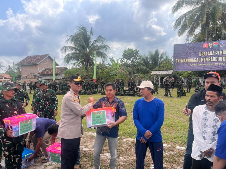 Perkuat Sinergi TNI-Polri dan Pemerintah Bangun Infrastruktur Desa, Kapolres Lampung Utara Hadiri Pembukaan TMMD ke-129