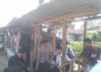 JAGA JAKARTA ON THE SPOT, Bhabinkamtibmas Karanghaur Imbau Pelajar Segera Pulang dan Jauhi Tawuran