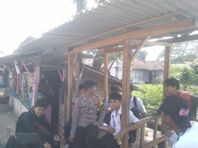 JAGA JAKARTA ON THE SPOT, Bhabinkamtibmas Karanghaur Imbau Pelajar Segera Pulang dan Jauhi Tawuran