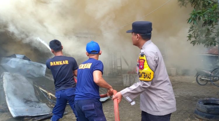 Polsek Talang Padang Identifikasi Kebakaran Bangunan BTS di Gisting