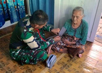 Peduli Kesehatan Masyarakat Perbatasan, Pos Mentari Satgas Pamtas Yonarmed 13/Nanggala Gelar Pelayanan Medis Door-to-Door di Desa Badau