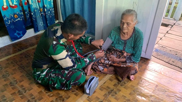 Peduli Kesehatan Masyarakat Perbatasan, Pos Mentari Satgas Pamtas Yonarmed 13/Nanggala Gelar Pelayanan Medis Door-to-Door di Desa Badau