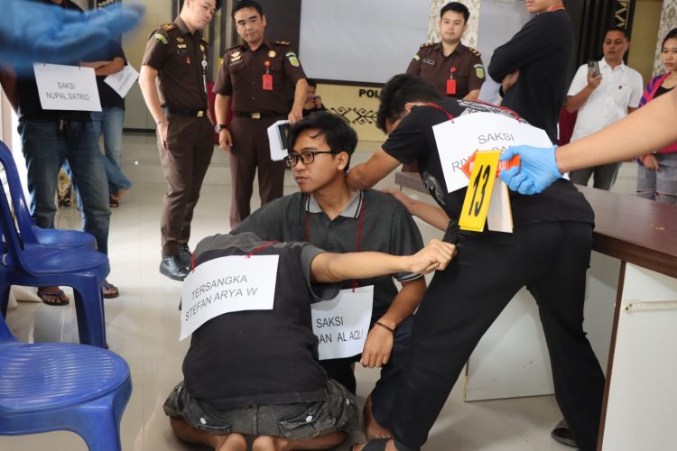 Terungkap! Rekonstruksi 22 Adegan Bongkar Kronologi Penusukan Dua Pengunjung Biliar di Pringsewu
