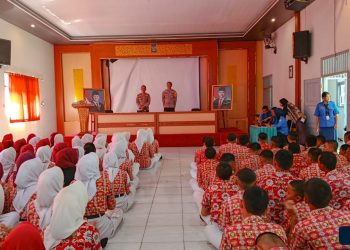 Polsek Jatiroto Bekali Siswa Baru SMKN 1 Jatiroto dengan Edukasi Bahaya Narkoba dan Judi Online Saat MPLS