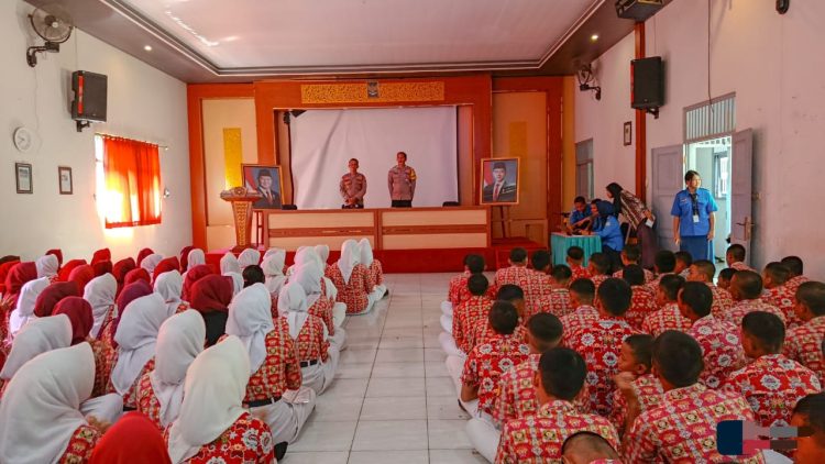 Polsek Jatiroto Bekali Siswa Baru SMKN 1 Jatiroto dengan Edukasi Bahaya Narkoba dan Judi Online Saat MPLS