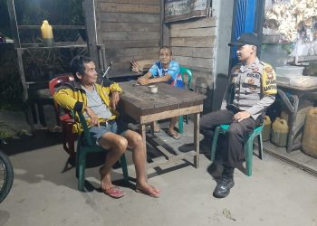 Sinergitas di Tengah Malam Bhabinkamtibmas Polsek Mandor Sambangi Warga, Sampaikan Himbauan Cegah Kejahatan