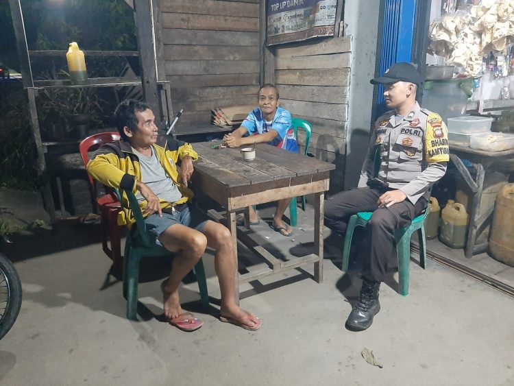 Sinergitas di Tengah Malam Bhabinkamtibmas Polsek Mandor Sambangi Warga, Sampaikan Himbauan Cegah Kejahatan