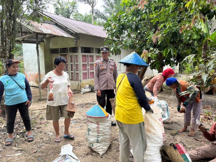 Polisi Dekati Warga Lewat Patroli Dialogis, Ibu-Ibu Diberi Edukasi Keamanan Sebelum Bekerja