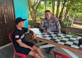 Duduk Santai di Warung, Bhabinkamtibmas Subsektor Sompak Sampaikan Pesan Kamtibmas kepada Warga Binaannya