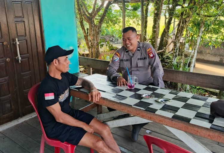 Duduk Santai di Warung, Bhabinkamtibmas Subsektor Sompak Sampaikan Pesan Kamtibmas kepada Warga Binaannya