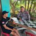 Duduk Santai di Warung, Bhabinkamtibmas Subsektor Sompak Sampaikan Pesan Kamtibmas kepada Warga Binaannya