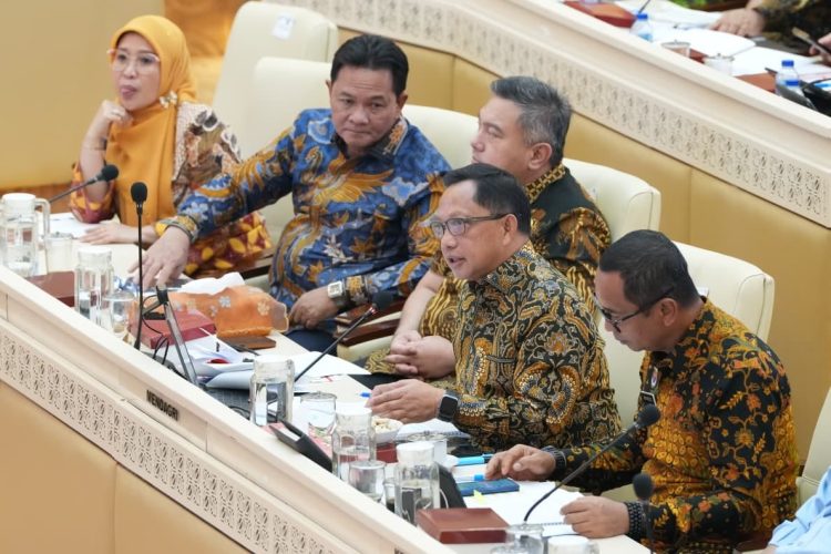 Rapat Bersama Komisi II, Mendagri Paparkan Kinerja Anggaran Kemendagri yang Tetap Optimal di Tengah Efisiensi