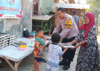 Bhabinkamtibmas Sumberurip Monitor Penyaluran Makan Bergizi Gratis bagi 69 Penerima Manfaat