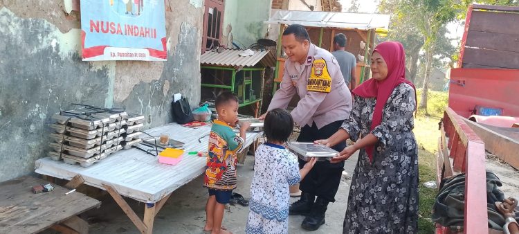 Bhabinkamtibmas Sumberurip Monitor Penyaluran Makan Bergizi Gratis bagi 69 Penerima Manfaat
