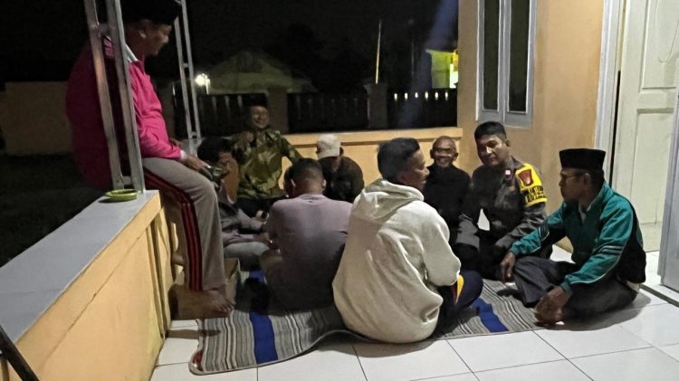 Patroli Jaga Jakarta Jaga Bekasi, Bhabinkamtibmas Sukatenang Sambangi Pos Satkamling