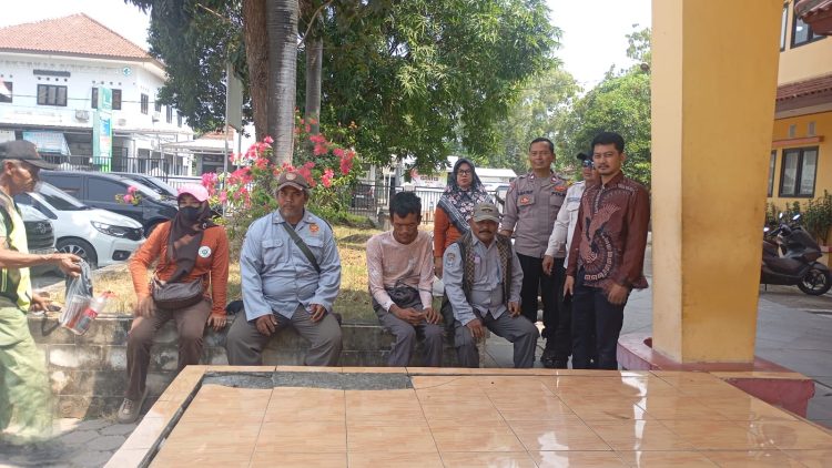 Respons Cepat dan Humanis, Bhabinkamtibmas Sukaragam Evakuasi ODGJ Bersama Petugas Terkait