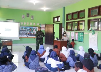Tanamkan Nasionalisme dan Jiwa Sehat, Satgas Pamtas RI l-PNG Kewilayahan Yonif 645/Gardatama Yudha Berikan Layanan Kesehatan dan Edukasi Kewarganegaraan di Sekolah