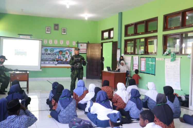 Tanamkan Nasionalisme dan Jiwa Sehat, Satgas Pamtas RI l-PNG Kewilayahan Yonif 645/Gardatama Yudha Berikan Layanan Kesehatan dan Edukasi Kewarganegaraan di Sekolah